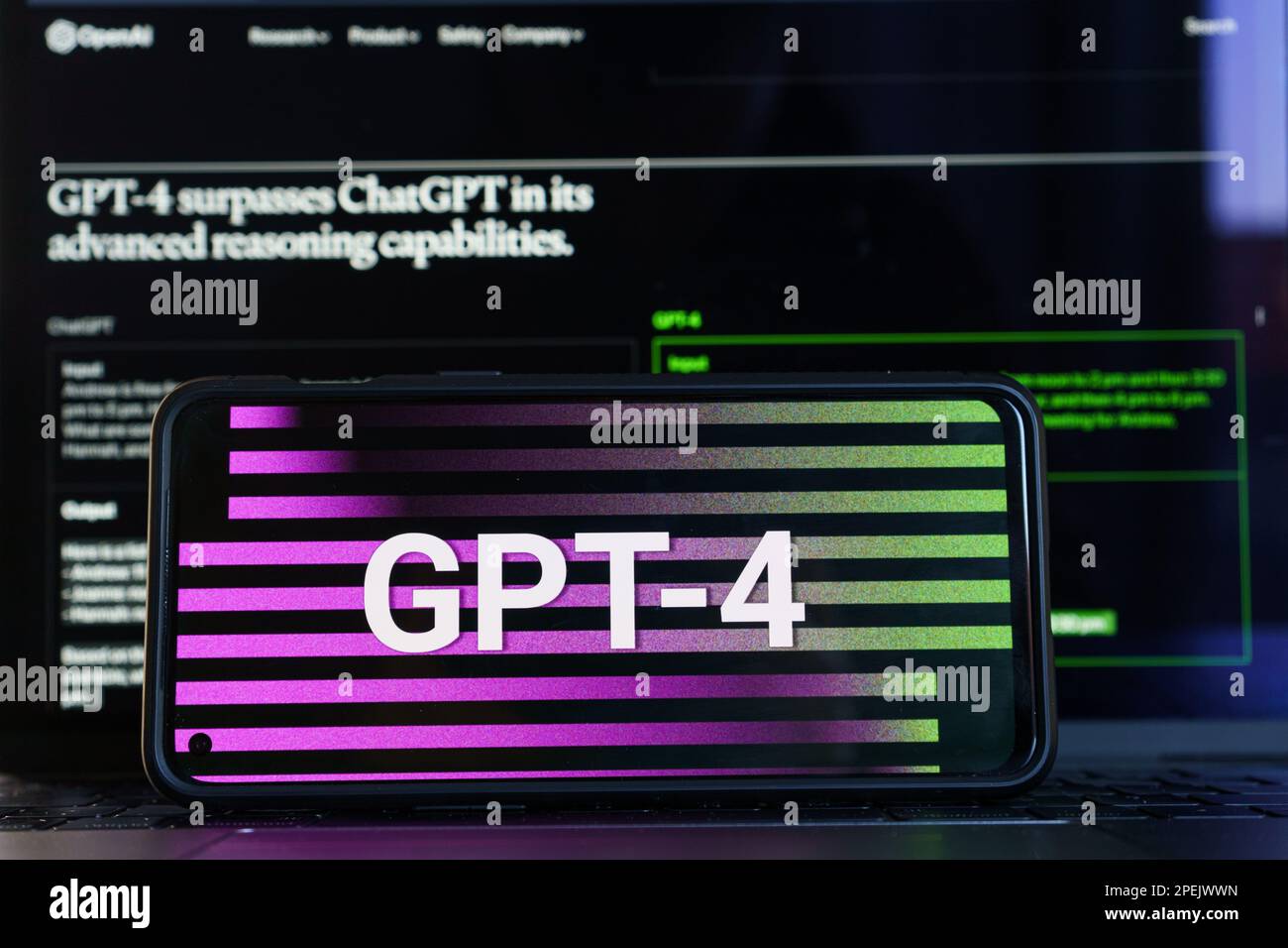 Kaunas, Litauen - 2023. März 16: GPT - 4 auf Bildschirmen. OpenAI hat eine neue Version von GPT 4 veröffentlicht. ChatGPT AI-Chatbot. Hochwertiges Foto Stockfoto