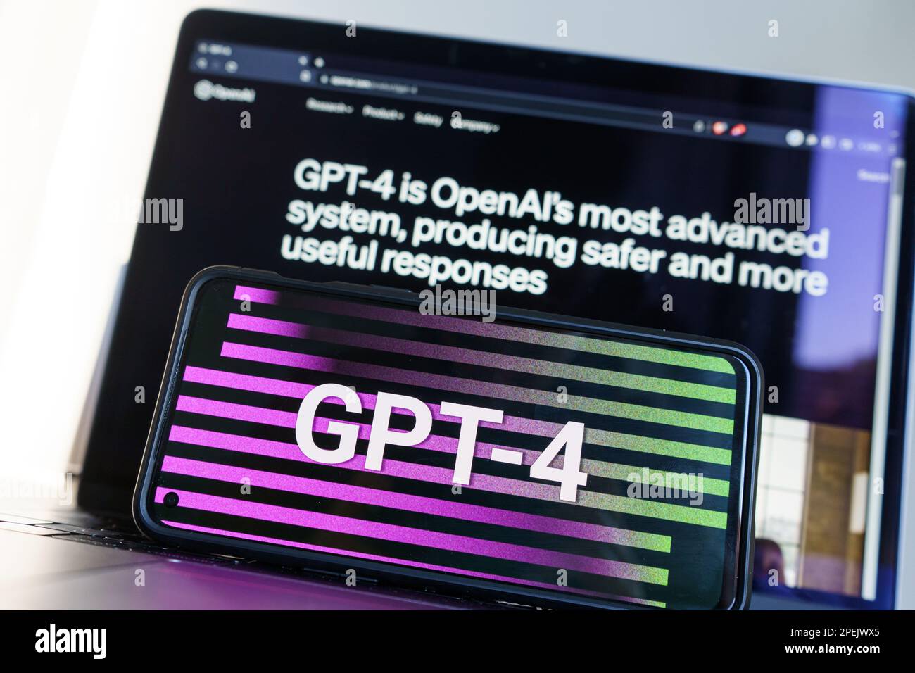Kaunas, Litauen - 2023. März 16: GPT - 4 auf Bildschirmen. OpenAI hat eine neue Version von GPT 4 veröffentlicht. ChatGPT AI-Chatbot. Hochwertiges Foto Stockfoto