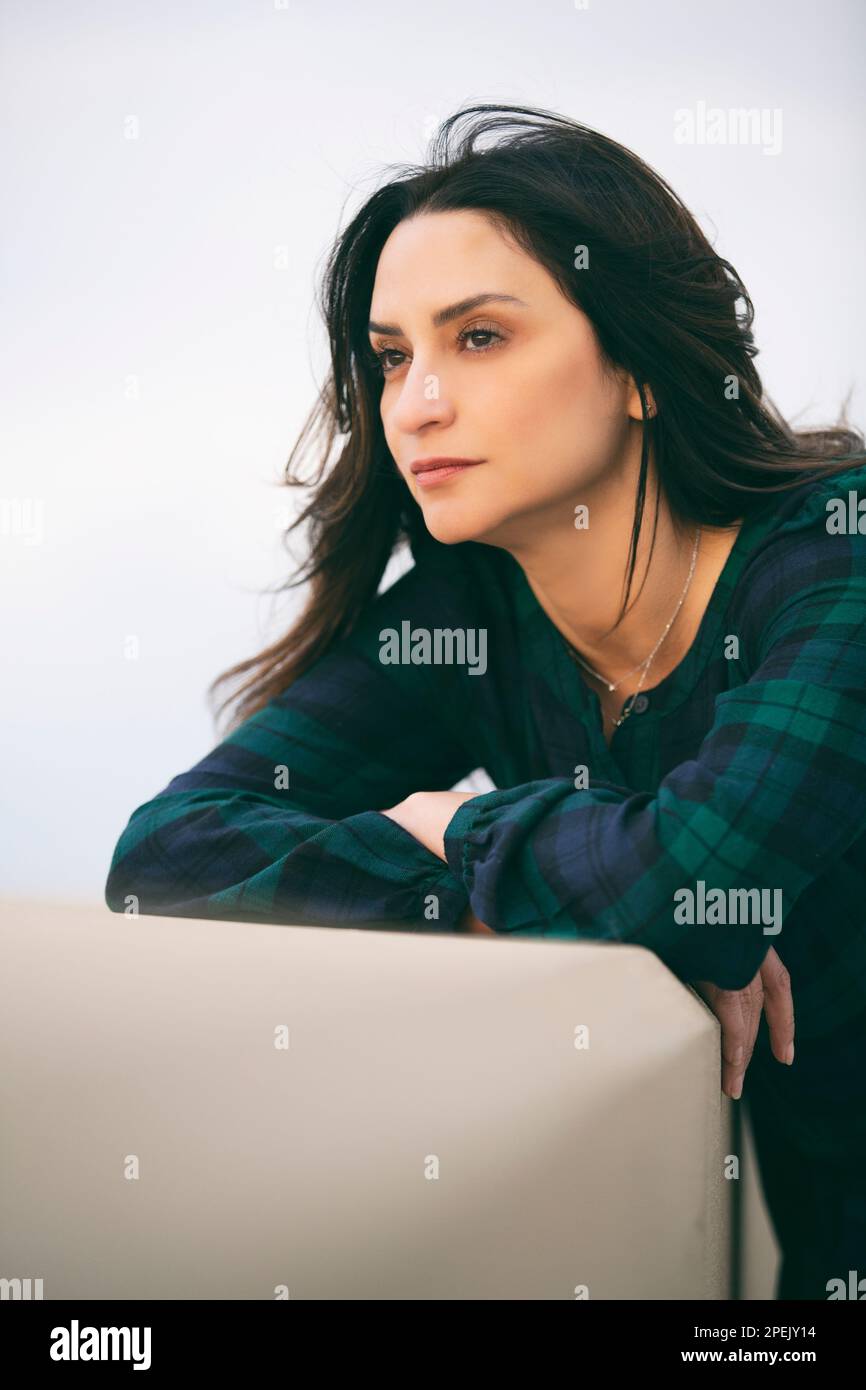 Schöne Frau weg schauen im Freien Stockfoto