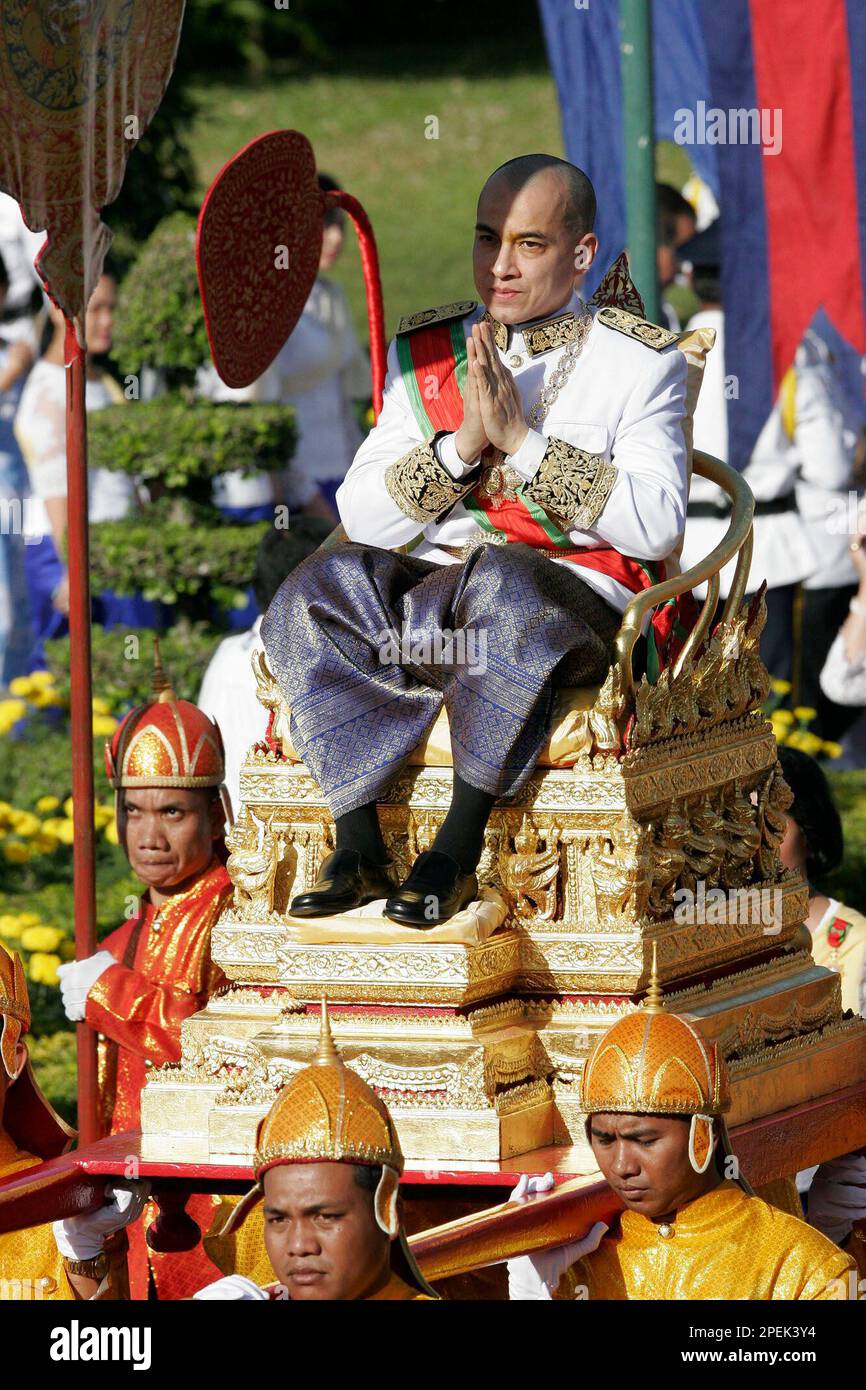 Cambodian King Norodom Sihamoni is carried to the Royal Palace Friday, Oct. 29, 2004 in Phnom Penh. Norodom Sihamoni was crowned on Friday as Cambodia's first new king in 50 years, in ornate ceremonies that formally ended the reign of one of Asia's longest-serving and best-known rulers. Sihamoni, who was little known even in his own country until a few weeks ago, prayed before statues of his ancestors in the throne hall of the Royal Palace before standing in front of the throne to take his oath. (AP Photo/David Longstreath) Stockfoto