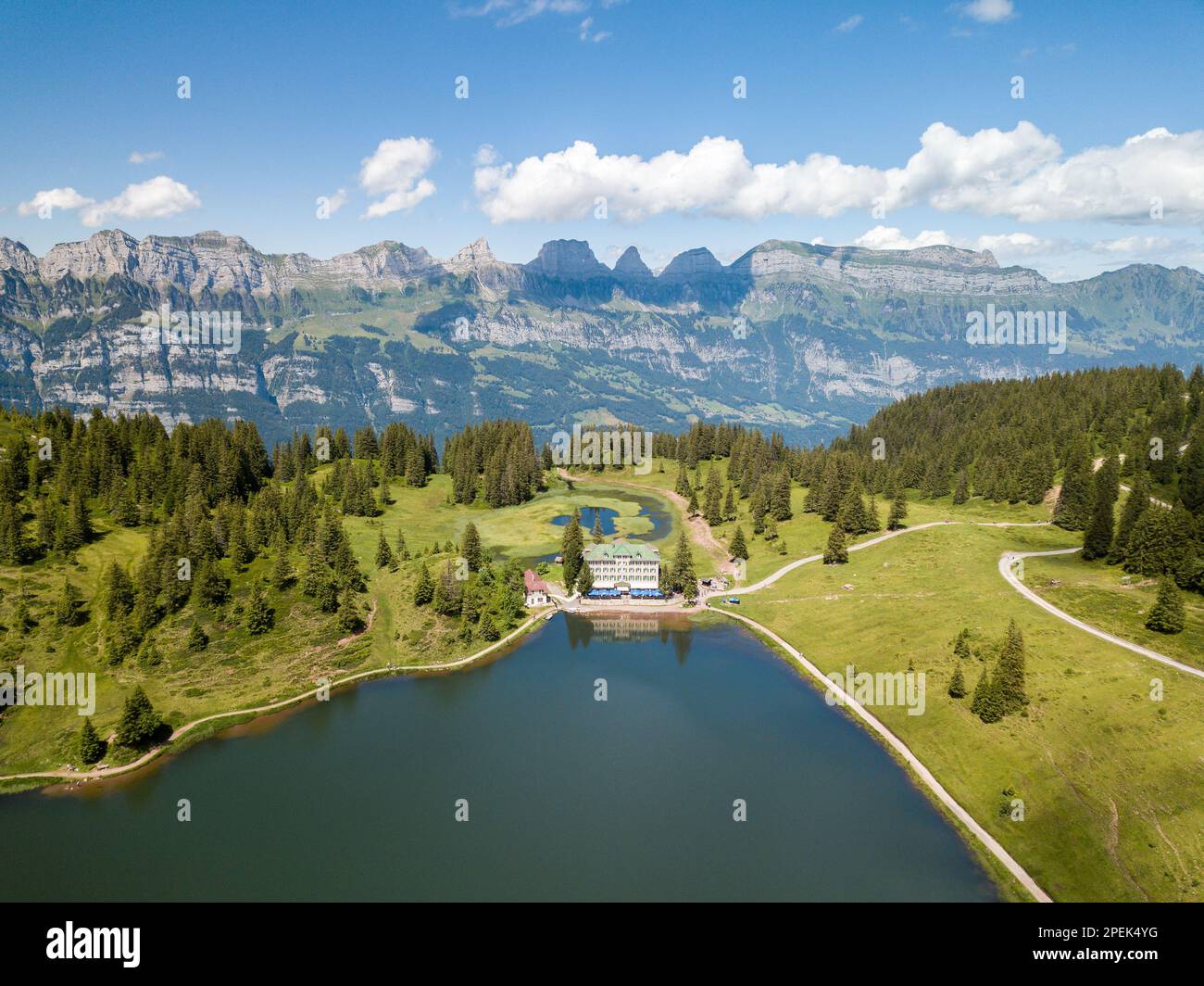 Seebenalp, Schweiz - 05. Juli 2020: Alpensee Grosssee mit Seebenalp Hotel am See. Im Hintergrund befindet sich die berühmte Churfirsten Limousine Stockfoto