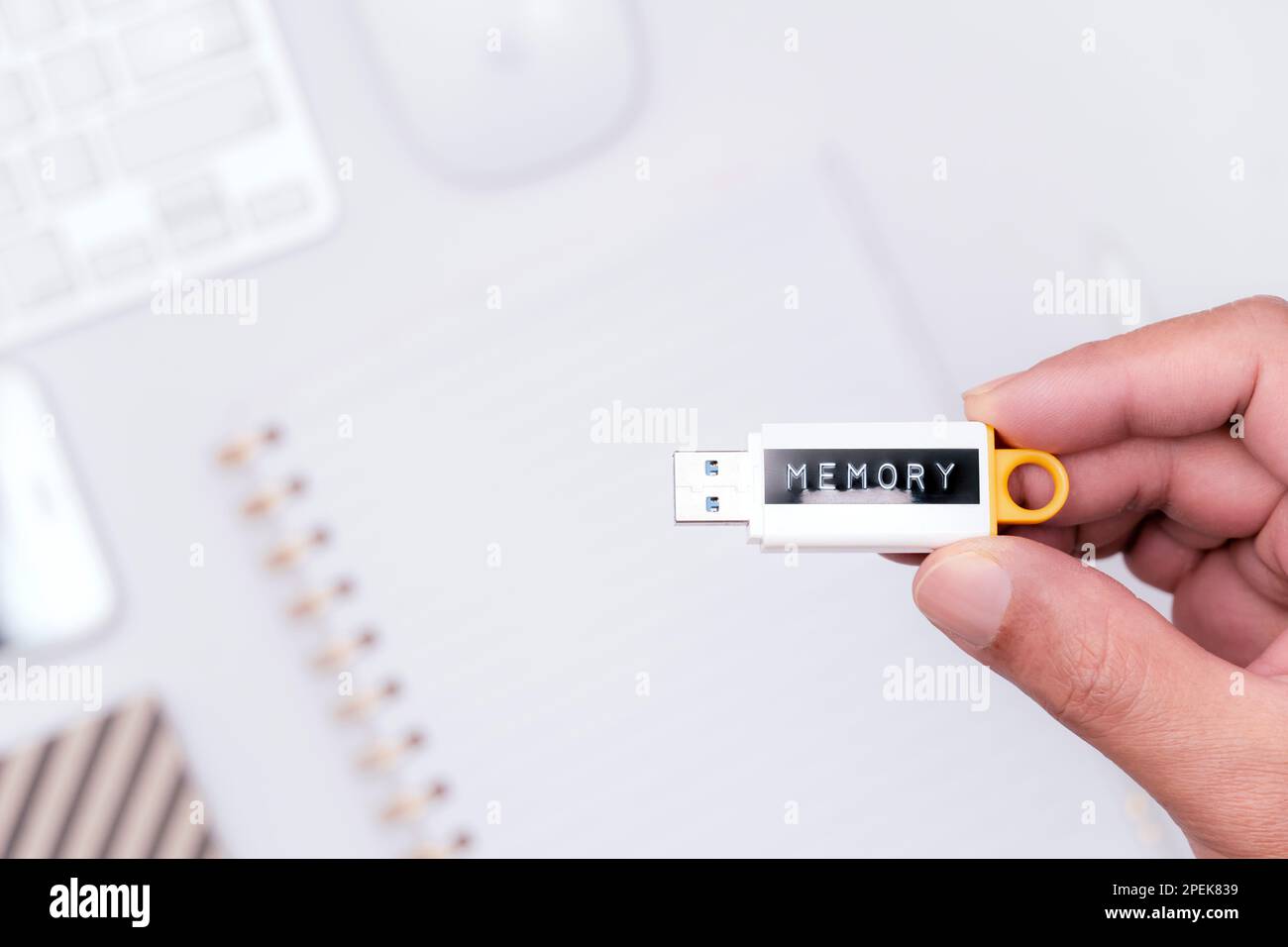 Männer halten einen USB-Stick in der Hand, um Daten, Informationen, vertrauliche digitale Ordner und Erinnerungen zu speichern. Stockfoto
