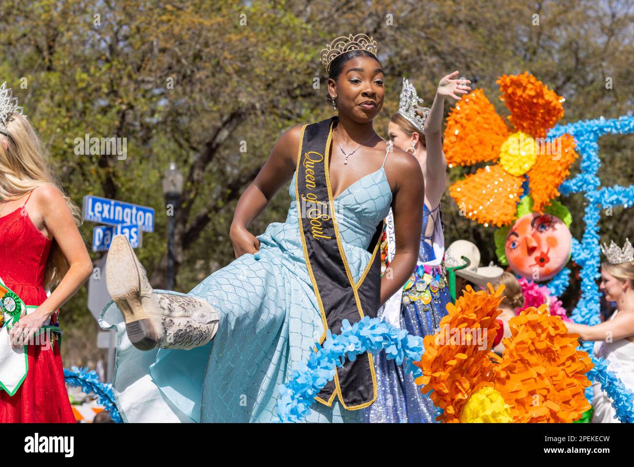 San Antonio, Texas, USA - 8. April 2022: The Battle of the Flowers Parade, Float Carry Miss San Antonio und Fiesta San Antonio Stockfoto