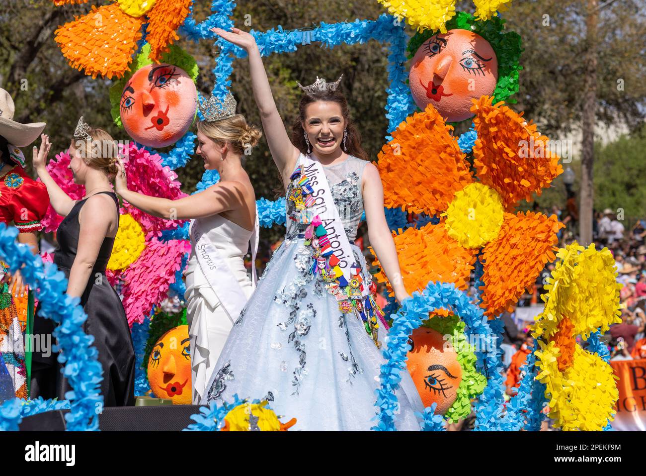 San Antonio, Texas, USA - 8. April 2022: The Battle of the Flowers Parade, Float Carry Miss San Antonio und Fiesta San Antonio Stockfoto