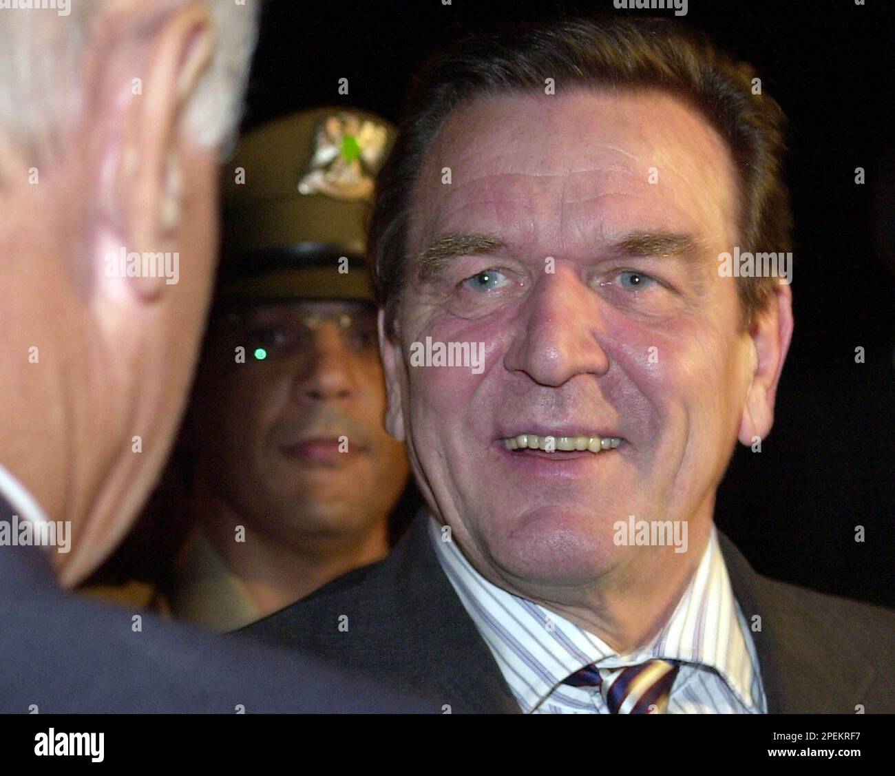 German Chancellor Gerhard Schroeder is received by Libyan officials during his arrival at Tripoli International Airport Thursday, Oct. 14, 2004, in Tripoli, Libya. Schroeder flew to Libya offering the prospect of a broad improvement in ties, but aides said he would also raise human rights concerns. (AP Photo/Hasan Jamali) Stockfoto