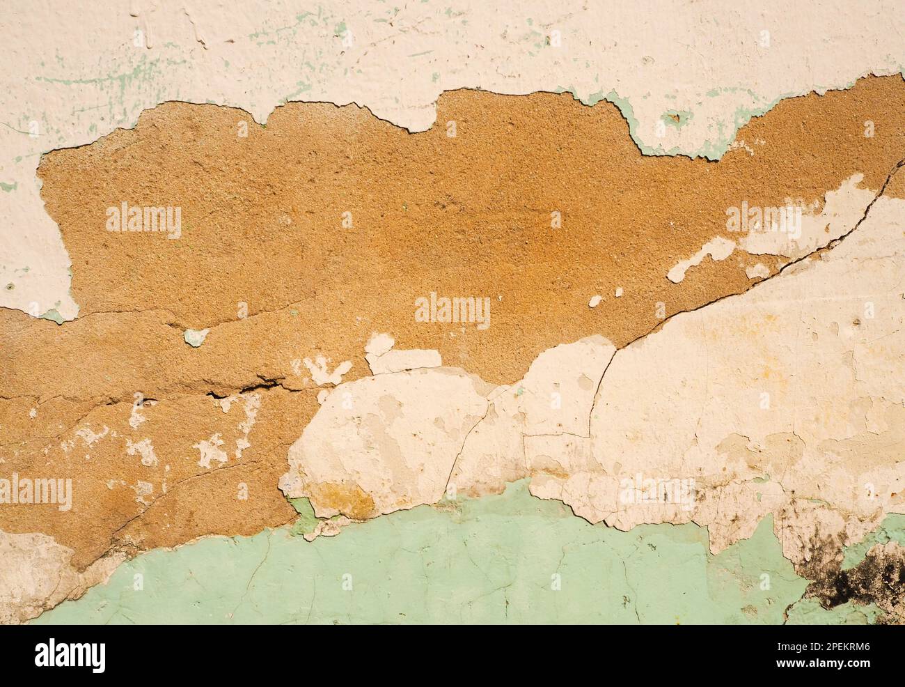 Wandtextur von abgelösten Putz- und Lackschichten Stockfoto