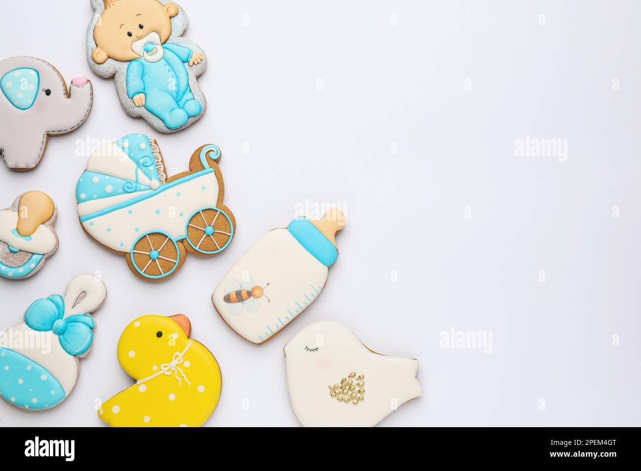 Süße leckere Kekse in verschiedenen Formen auf weißem Hintergrund, Draufsicht. Babyparty Stockfoto