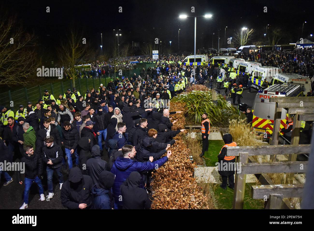 Die Polizei eskortiert Palace-Fans ins Stadion, während sie sie vor dem Spiel der Premier League zwischen Brighton & Hove Albion und Crystal Palace im American Express Community Stadium, Brighton, Großbritannien, vom 15. März 2023 fernhalten. Foto: Simon Dack/Teleobjektiv. Stockfoto