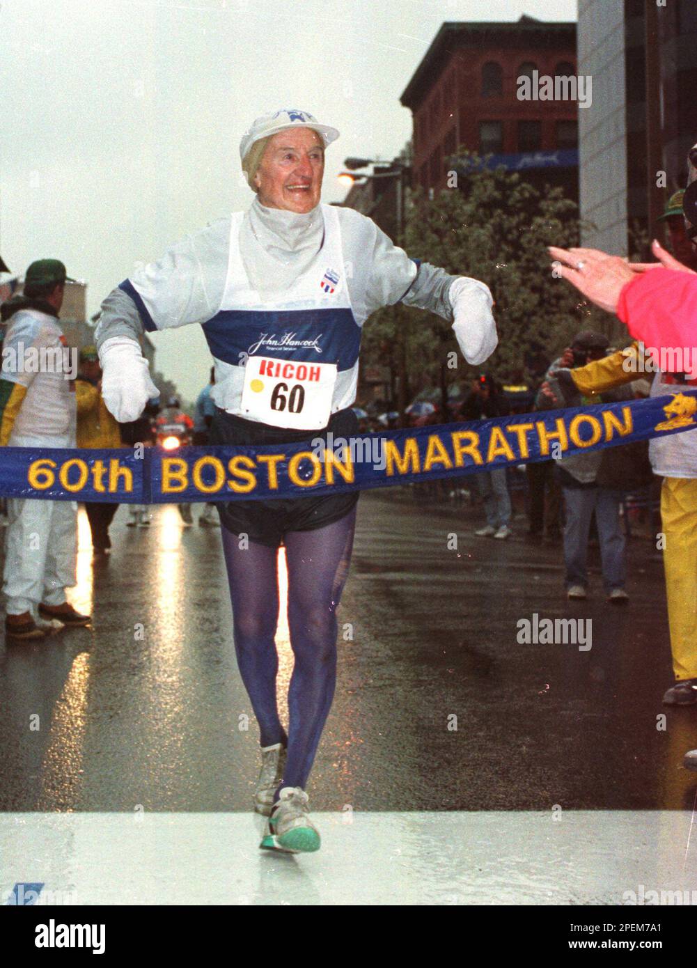 **FILE**Johnny Kelley crosses the finish line of his 60th Boston Marathon in this April 16, 1991 file photo. Kelley, a former three time Olympian, died Wednesday Oct. 6, 2004, aged 97. (AP Photo/Charles Krupa) Stockfoto
