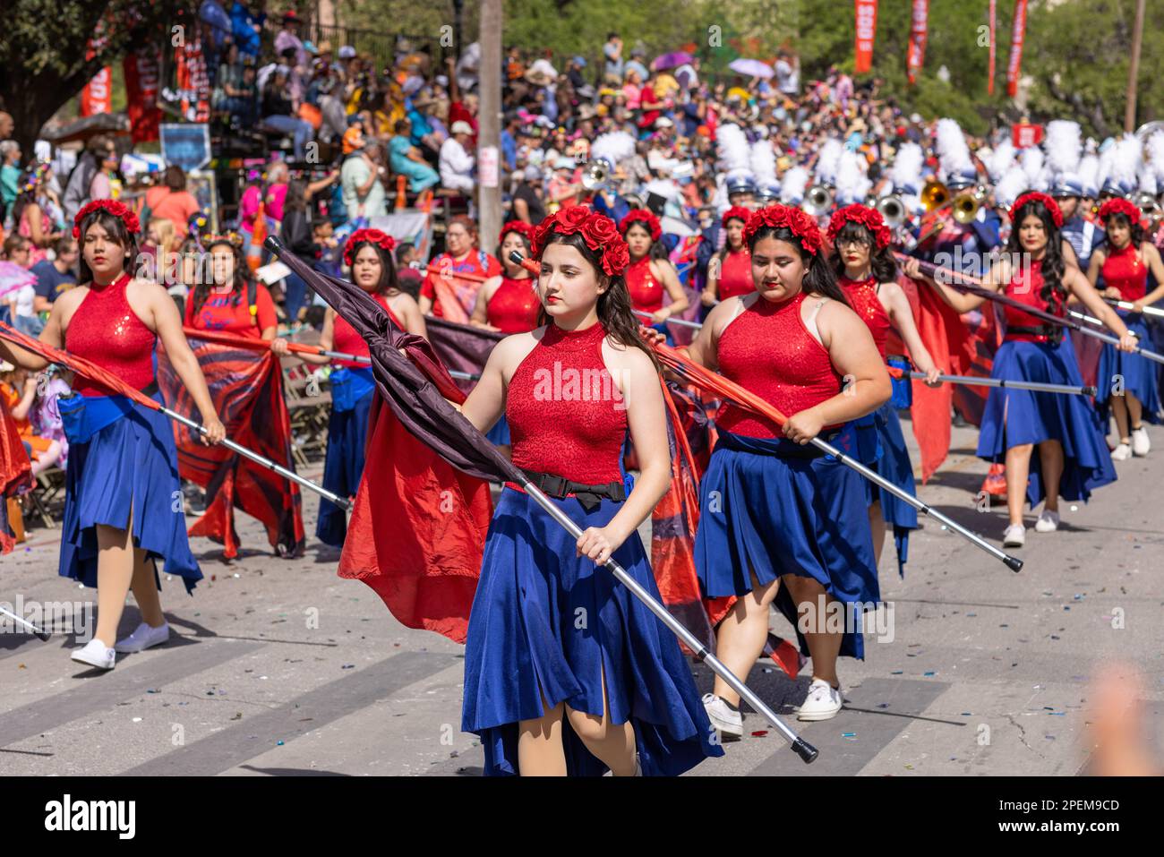 San Antonio, Texas, USA - 8. April 2022: The Battle of the Flowers Parade, die Thomas Jefferson High School Mustang Band tritt bei der Parade auf Stockfoto