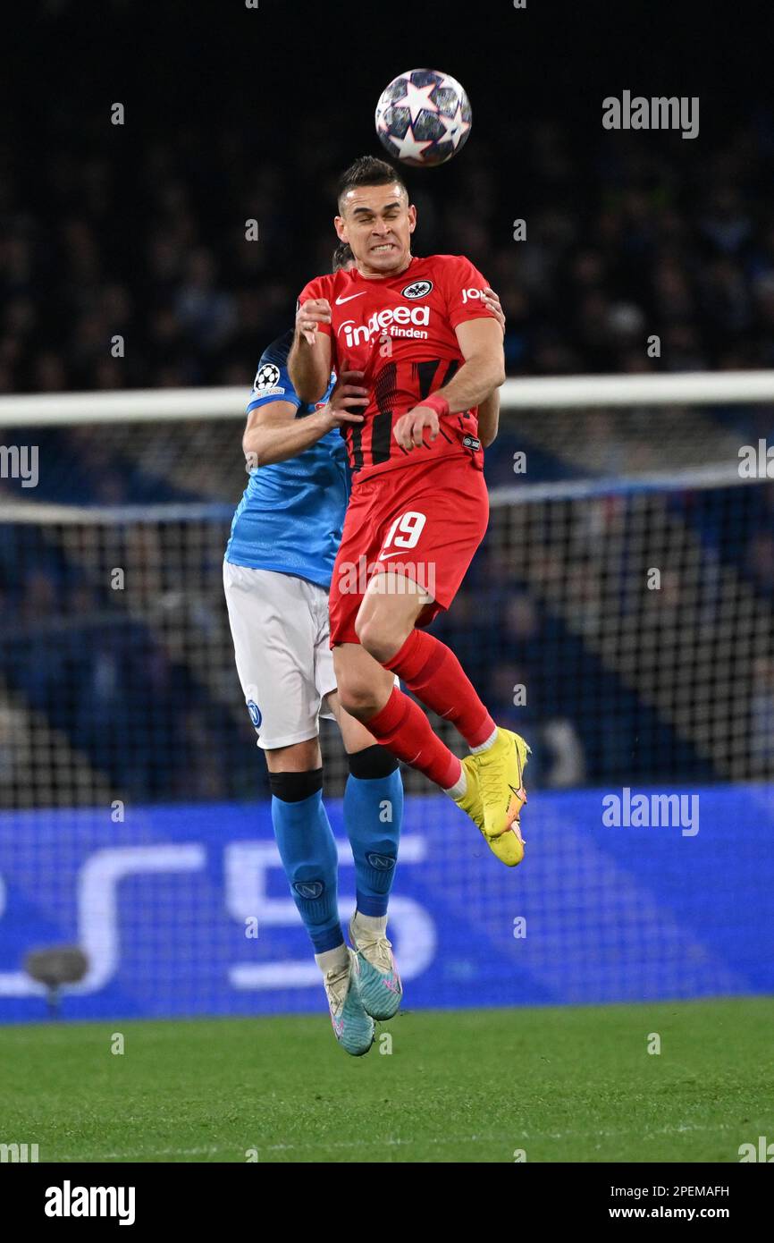 Rafael Santos Borre (Eintracht Frankfurt)Amir Rrahmani (Neapel) während des Spiels der UEFA Champions League zwischen Neapel 3-0 Eintracht Frankfurt am Diego Maradona Stadion am 125. März 2023 in Neapel, Italien. Kredit: Maurizio Borsari/AFLO/Alamy Live News Stockfoto