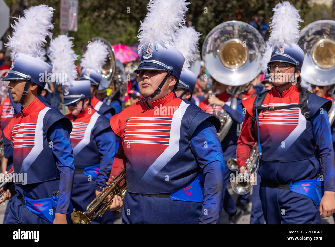 San Antonio, Texas, USA - 8. April 2022: The Battle of the Flowers Parade, die Thomas Jefferson High School Mustang Band tritt bei der Parade auf Stockfoto