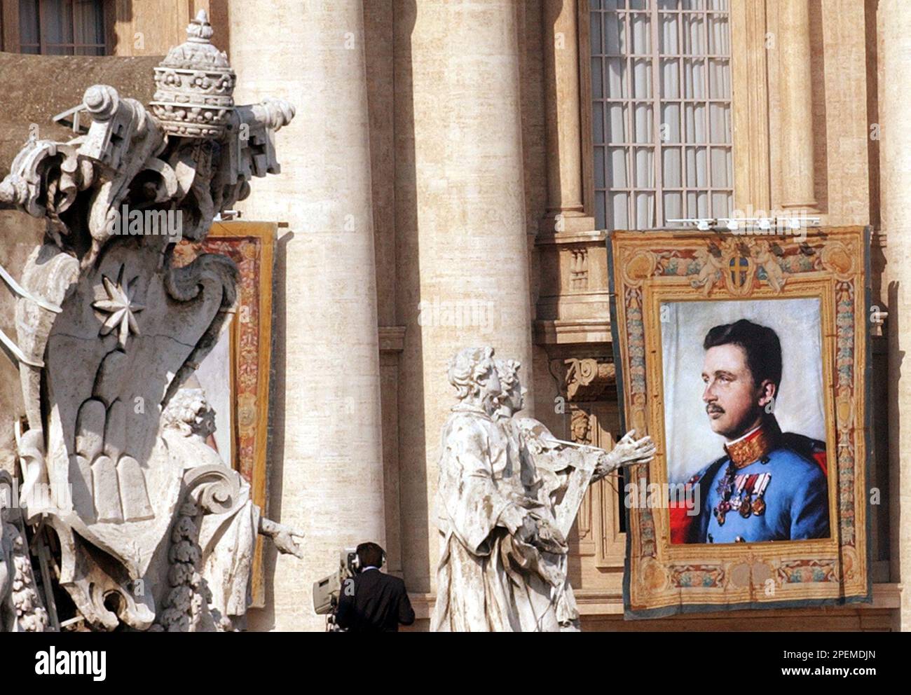Poper Reign A tapestry hanging outside St. Peter's basilica at the Vatican shows ...
