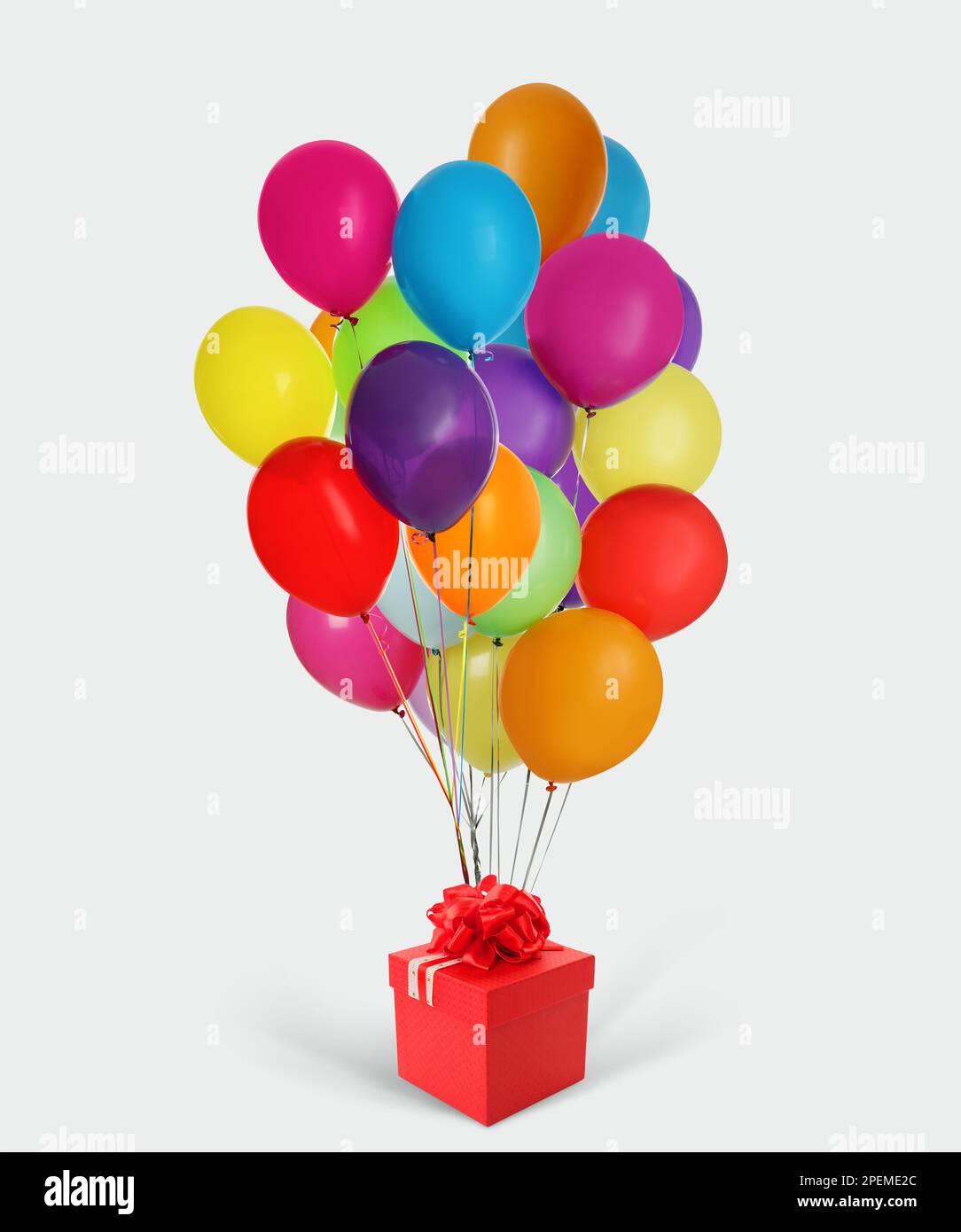 Wunderschöne Geschenkbox und ein Haufen bunter Ballons auf weißem Hintergrund Stockfoto