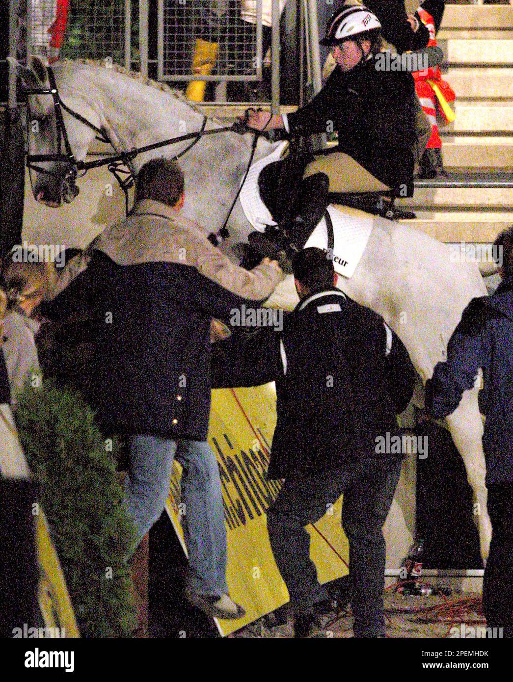 Das Pferd des Saengers Joey Kelly verlaesst am Donnerstag, 30. Sept. 2004 im Dressurstadion in