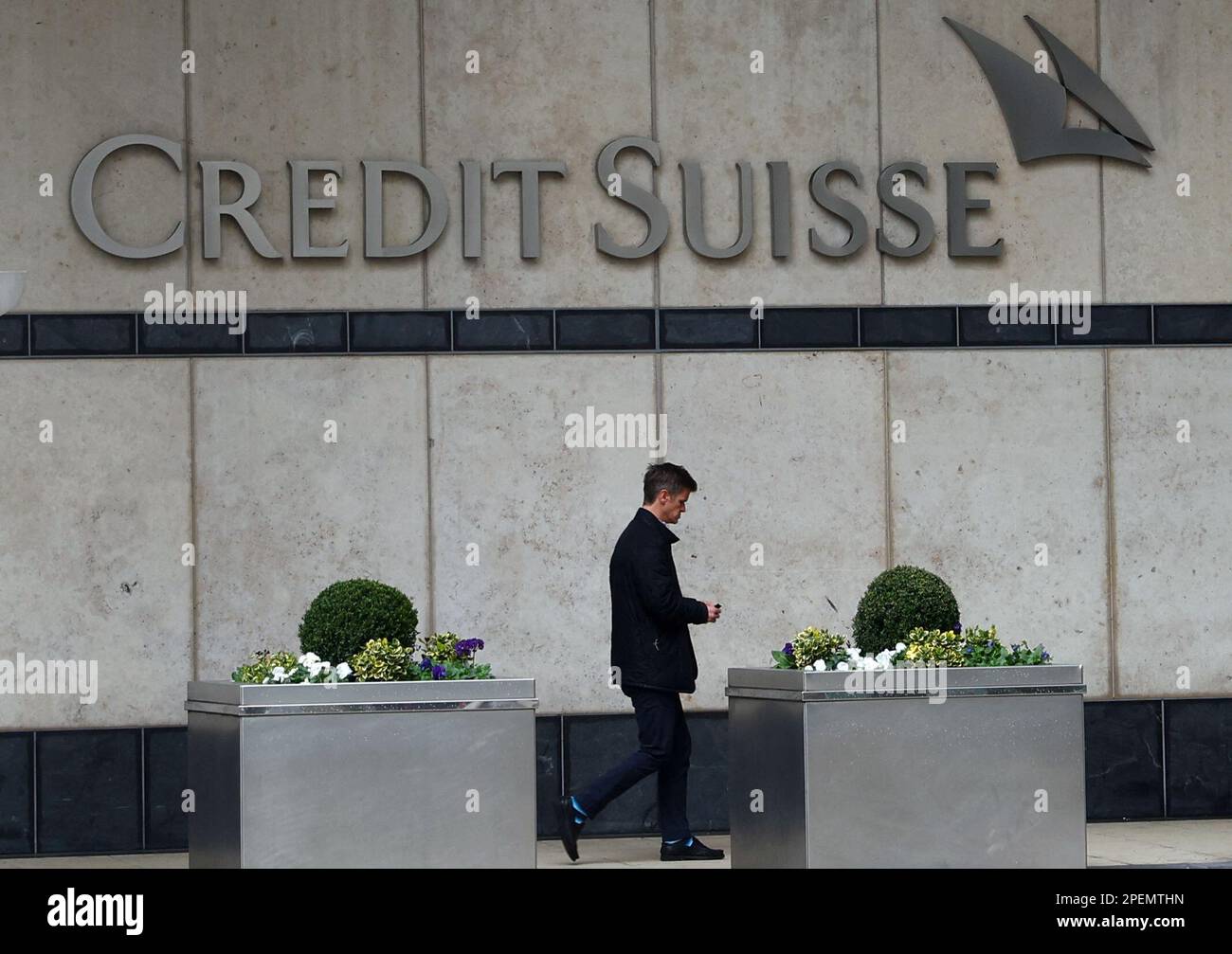 Ein Mann geht am Credit Suisse-Büro in Canary Wharf in London, Großbritannien, am 16. März 2023 vorbei. REUTERS/Hannah McKay Stockfoto