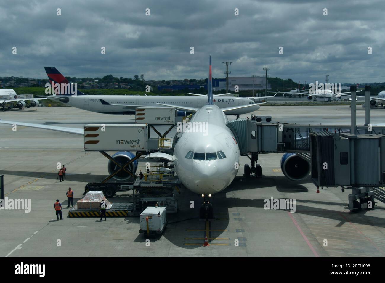 Am internationalen Flughafen Sao Paulo/Guarulhos wird die Boeing 787 Dreamliner für den nächsten Flug gewartet oder aufgefüllt. Andere Flugzeuge im Bild. Stockfoto