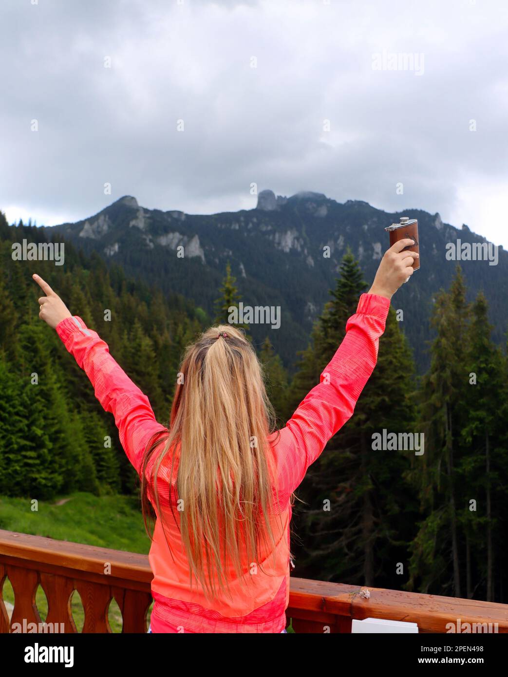 Blonde Frau - Reisende, Ceahlau-Berge, Rumänien, Europa, Karpaten. Stockfoto