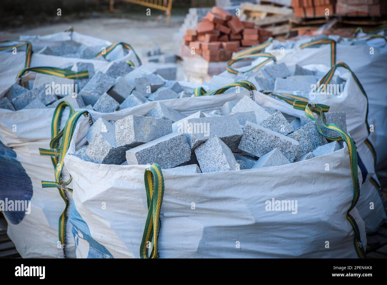 Raffia großer Sack voller Granitpflastersteine. Baustoffkonzept Stockfoto