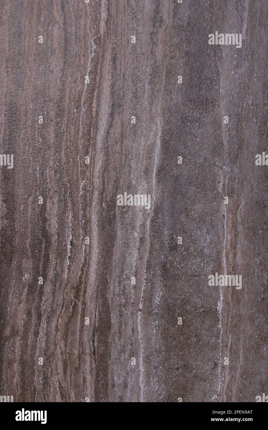 Textur und Hintergrund einer dunkelbraunen Marmorplatte mit vertikalen Streifen. Stockfoto