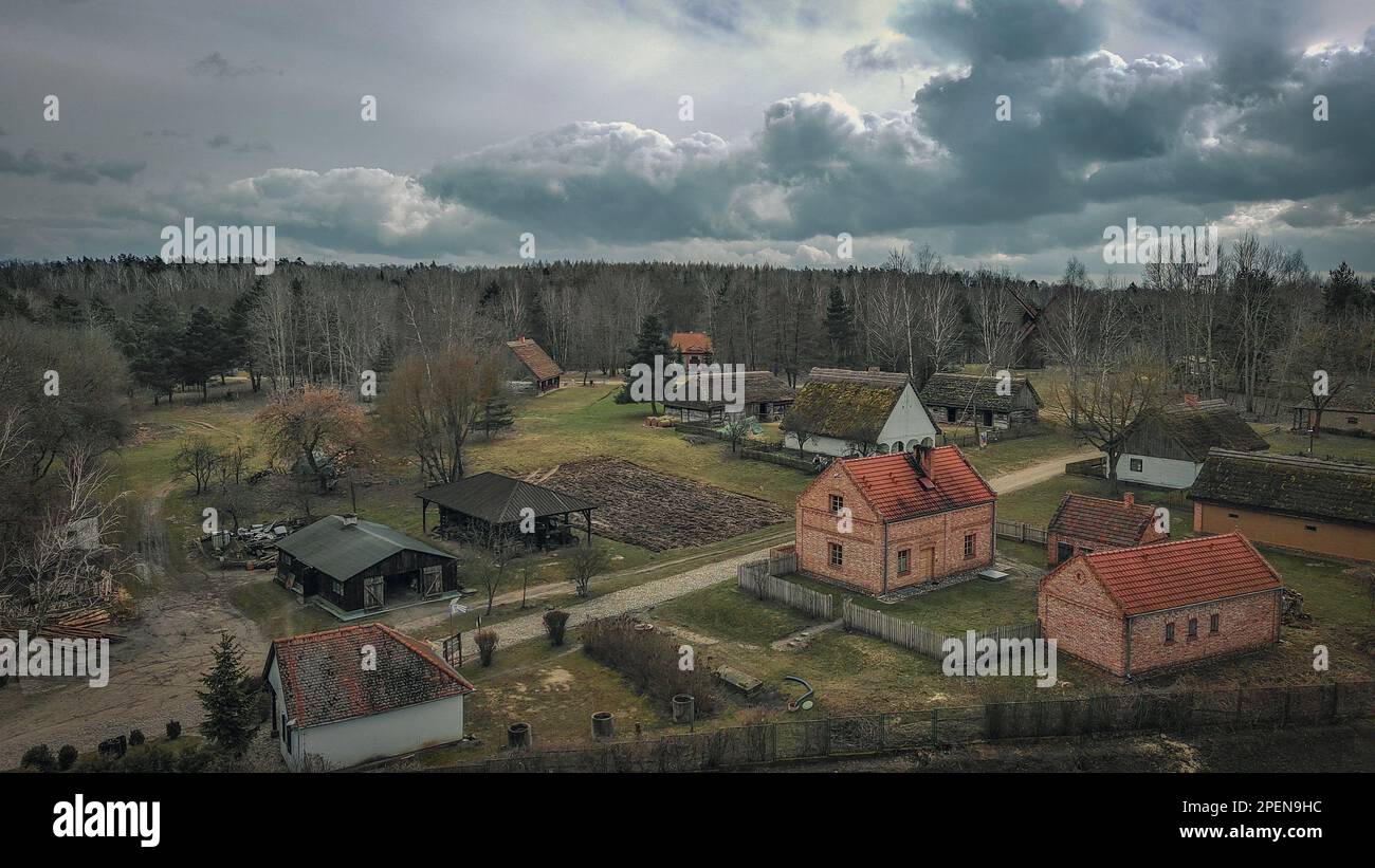 Historische Gebäude im Freilichtmuseum im Dorf Klobka, Polen. Stockfoto
