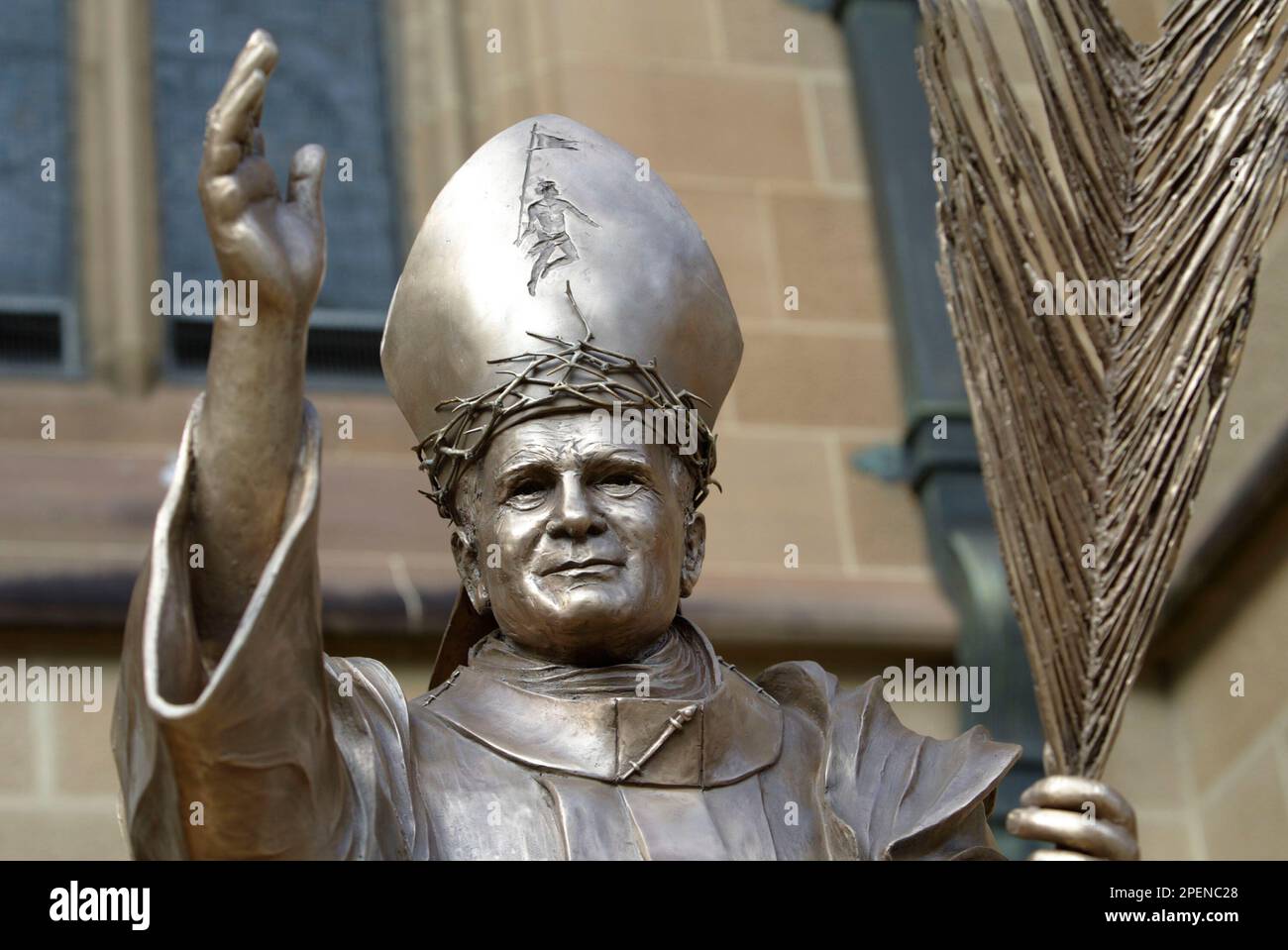 Eine Bronzestatue von Papst Johannes Paul II. Wird von den Katholiken in Italien rechtzeitig zum Weltjugendtag 2008 an die Marienkathedrale geschenkt. Während seines Lebens besuchte Papst Johannes Paul II. Zweimal Australien. Vom 15. Bis 21. Juli 2008 findet in Sydney der 23. Weltjugendtag statt. Es ist der erste Besuch des derzeitigen Oberhaupt des katholischen Glaubens, Papst Benedikt XVI., in Australien Die St. Mary's Cathedral ist ein wichtiger Veranstaltungsort für den Weltjugendtag und die Presbyterie bietet Platz für Papst Benedikt XVI. Während seines Aufenthalts in Sydney. Sydney, Australien. 05.07.08. Stockfoto