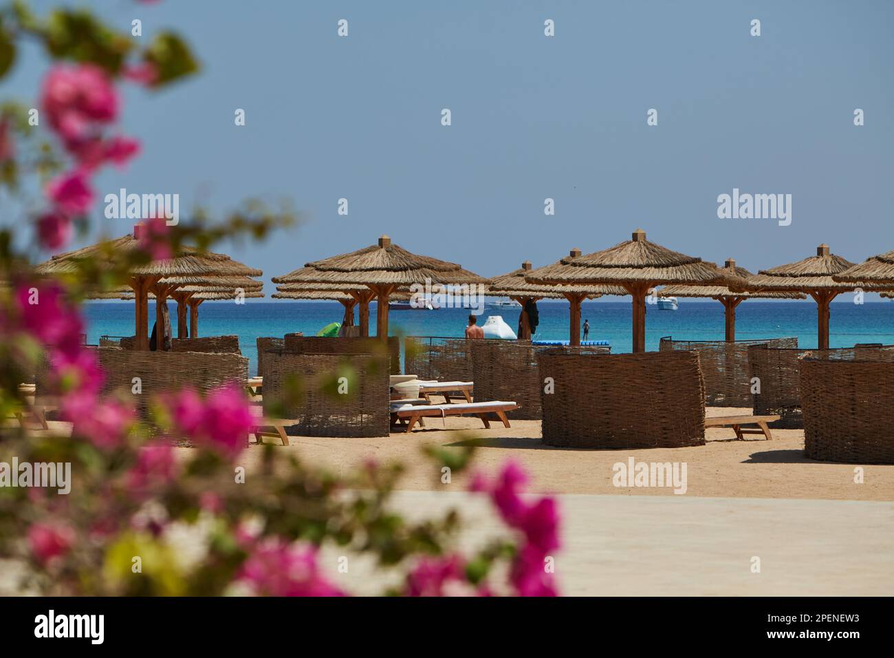 Ägypten: Liegestühle und Sonnenschirme im traditionellen Stil am Strand in der Bucht von Soma Stockfoto