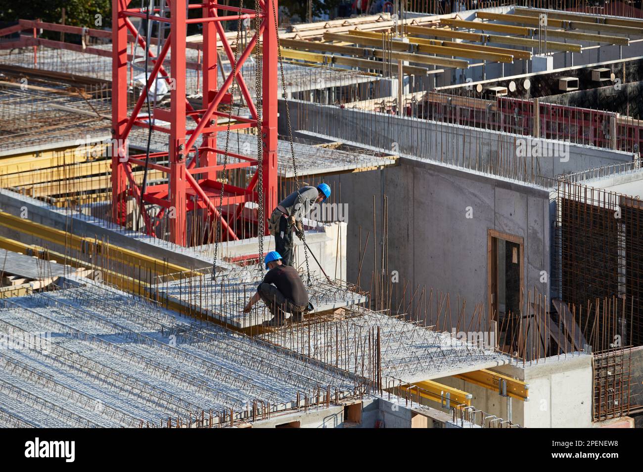 Arbeiter bereiten auf einer Baustelle Verstärkungen für Stahlbeton vor Stockfoto