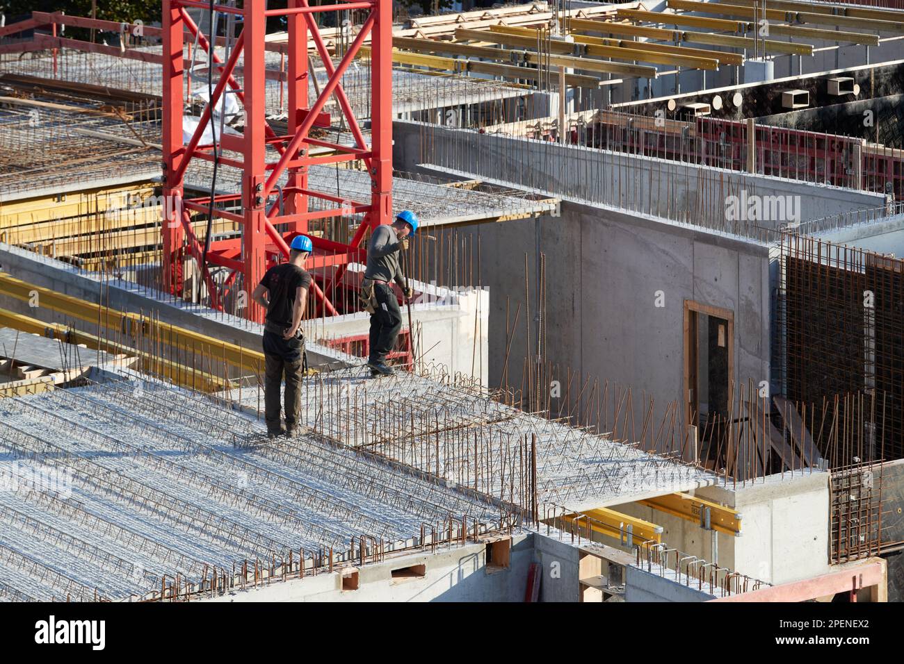 Arbeiter bereiten auf einer Baustelle Verstärkungen für Stahlbeton vor Stockfoto