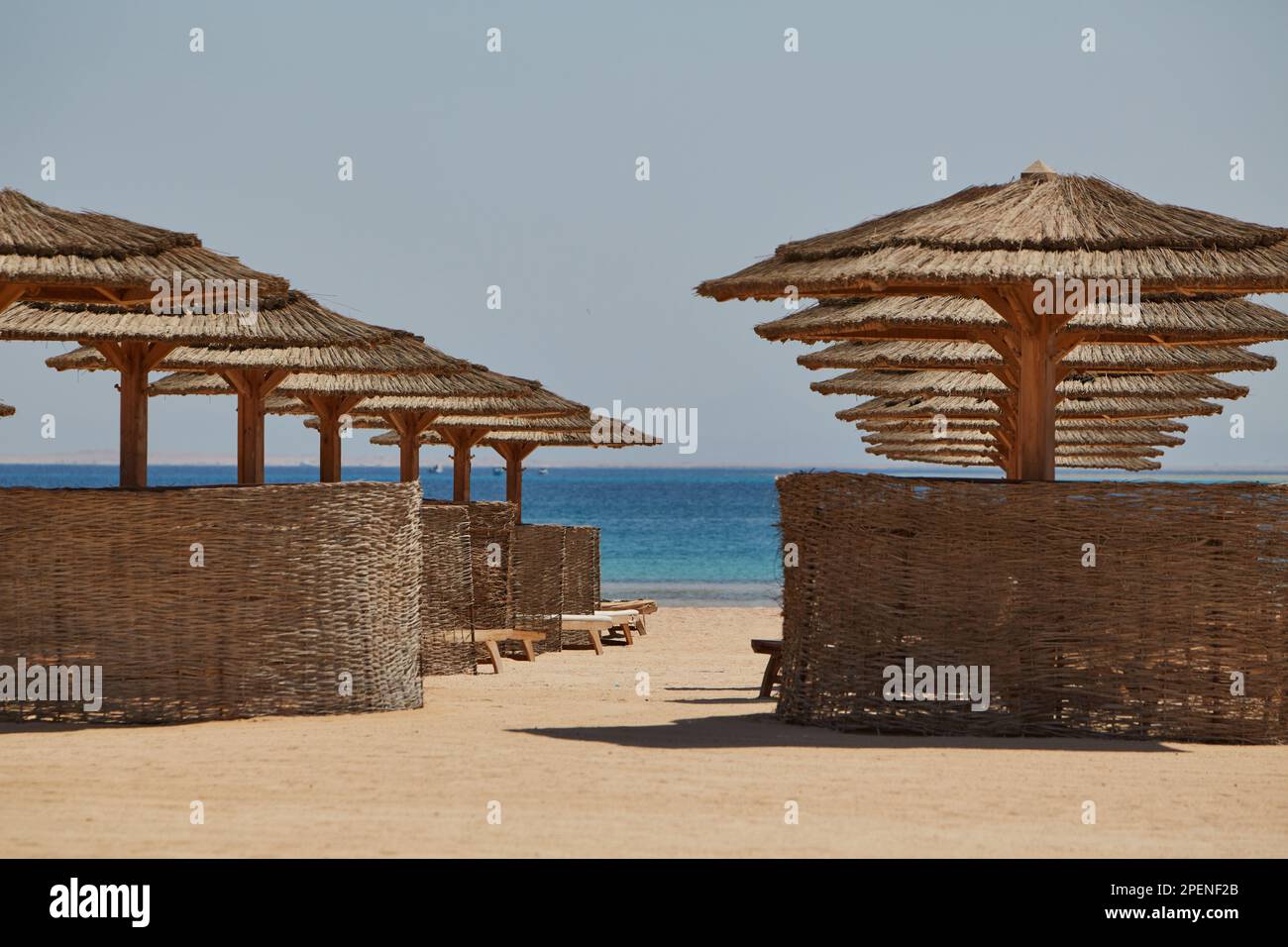 Ägypten: Liegestühle und Sonnenschirme im traditionellen Stil am Strand in der Bucht von Soma Stockfoto
