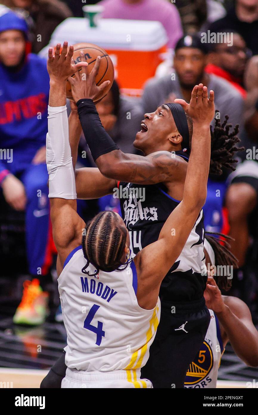 Los Angeles, Usa. 15. März 2023. Los Angeles Clippers Guard Terance Mann (R) schießt während eines NBA-Basketballspiels in der Crypto.com Arena in Los Angeles gegen den Golden State Warriors Guard Moses Moody (L). Kredit: SOPA Images Limited/Alamy Live News Stockfoto