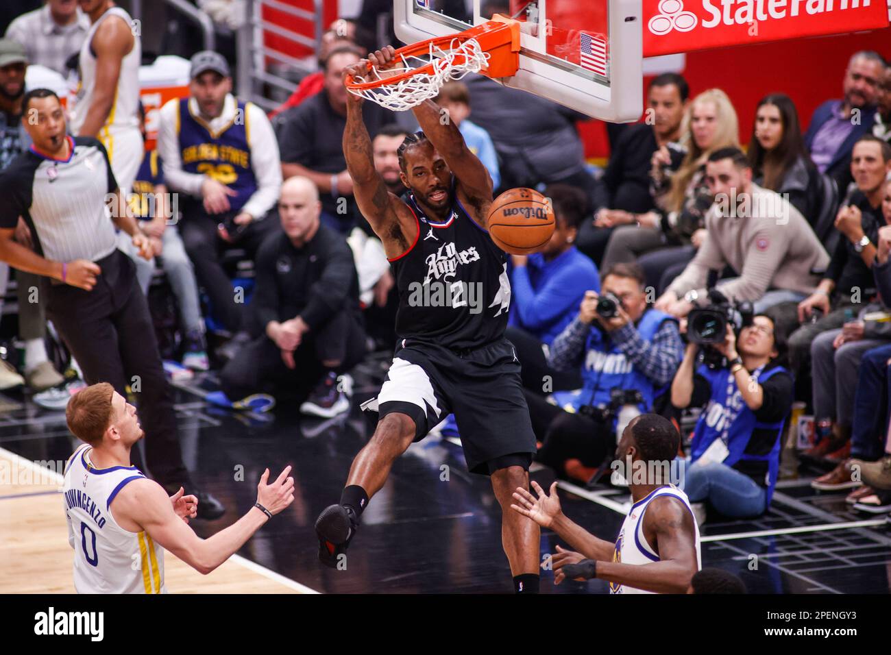 Los Angeles, Usa. 15. März 2023. Los Angeles Clippers Forward Kawhi Leonard (C) taucht bei einem NBA-Basketballspiel in der Crypto.com Arena in Los Angeles gegen die Golden State Warriors ein. Kredit: SOPA Images Limited/Alamy Live News Stockfoto