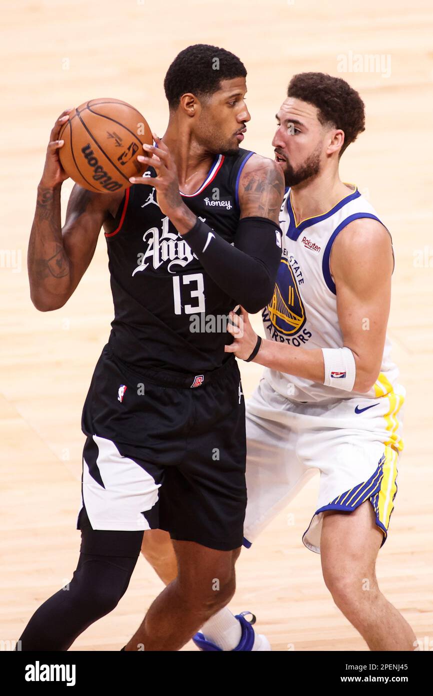 Los Angeles, Usa. 15. März 2023. Los Angeles Clippers Forward Paul George (L) wird während eines NBA-Basketballspiels in der Crypto.com Arena in Los Angeles vom Golden State Warriors Guard Klay Thompson (R) verteidigt. Kredit: SOPA Images Limited/Alamy Live News Stockfoto
