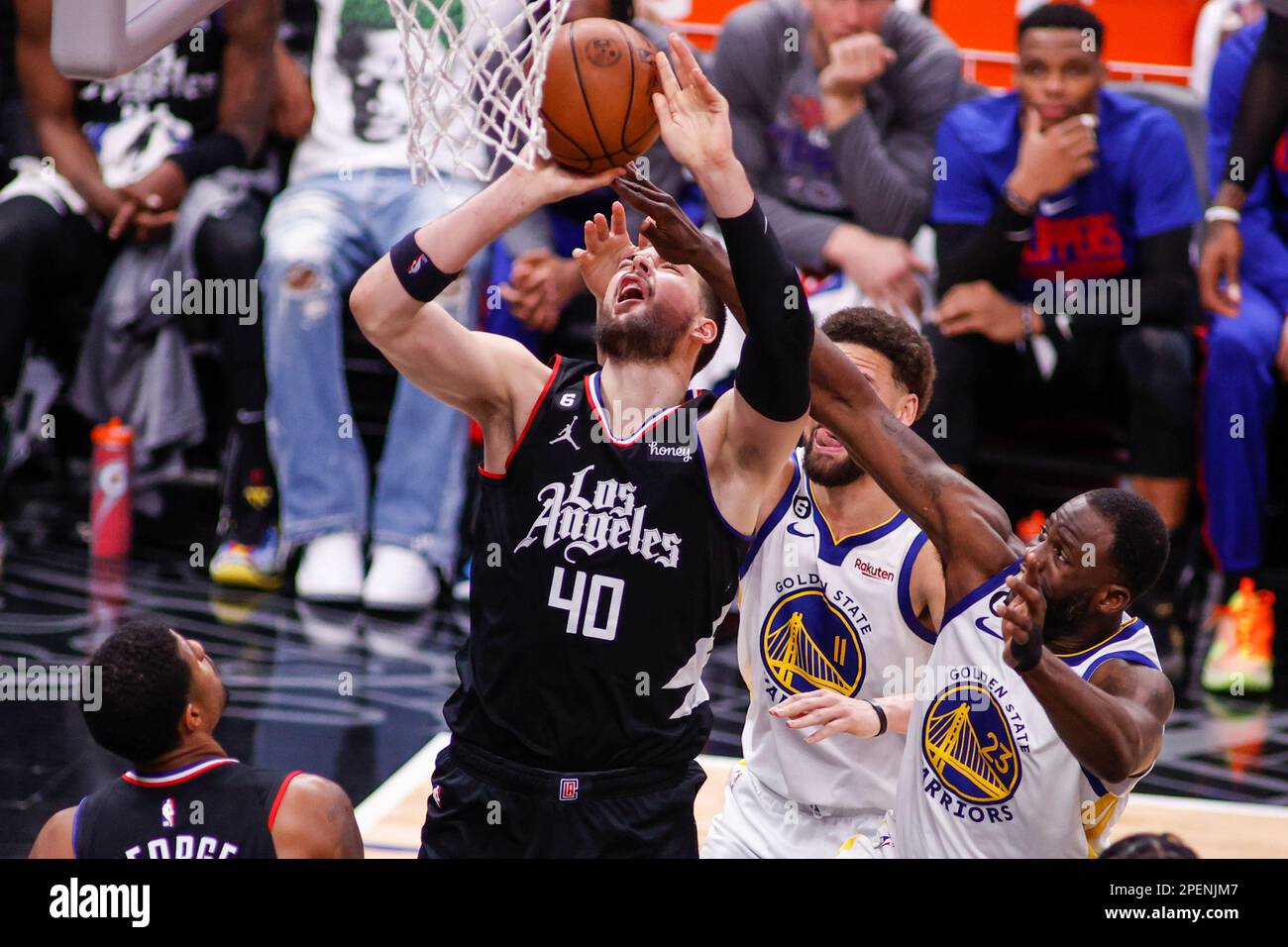 Los Angeles, Usa. 15. März 2023. Das Los Angeles Clippers Center Ivica Zubac (L) wird während eines NBA-Basketballspiels in der Crypto.com Arena in Los Angeles vom Golden State Warriors Forward Draymond Green (R) vereitelt. Kredit: SOPA Images Limited/Alamy Live News Stockfoto