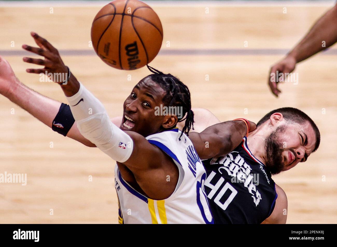 Die Golden State Warriors Jonathan Kuminga (L) und das Los Angeles Clippers Center Ivica Zubac (R) wetteifern während eines NBA-Basketballspiels in der Crypto.com Arena in Los Angeles um den Ball. (Foto: Ringo Chiu / SOPA Images / Sipa USA) Stockfoto