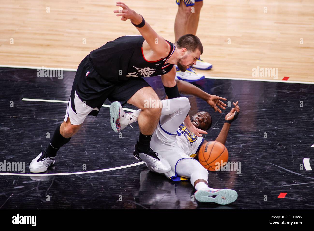 Das Los Angeles Clippers Center Ivica Zubac (L) und der Golden State Warriors Forward Draymond Green (R) wetteifern während eines NBA-Basketballspiels in der Crypto.com Arena in Los Angeles um den Ball. (Foto: Ringo Chiu / SOPA Images / Sipa USA) Stockfoto
