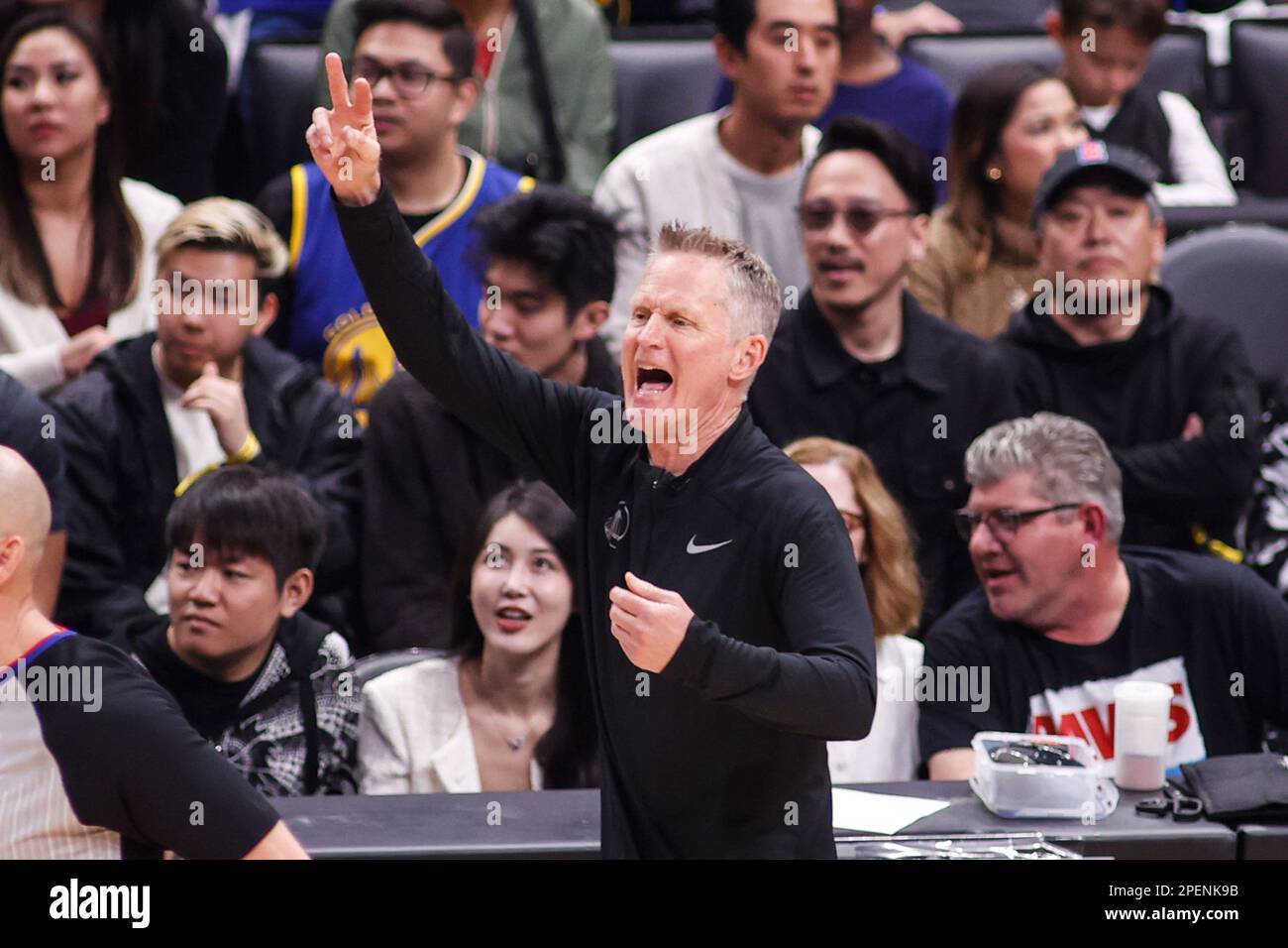 Steve Kerr, Cheftrainer der Golden State Warriors, führt Regie bei einem NBA-Basketballspiel gegen die Los Angeles Clippers in der Crypto.com Arena in Los Angeles. (Foto: Ringo Chiu / SOPA Images / Sipa USA) Stockfoto