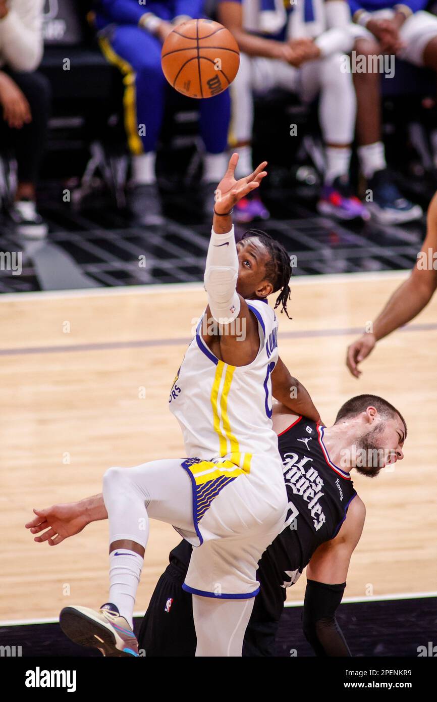 Die Golden State Warriors Jonathan Kuminga (L) und das Los Angeles Clippers Center Ivica Zubac (R) wetteifern während eines NBA-Basketballspiels in der Crypto.com Arena in Los Angeles um den Ball. (Foto: Ringo Chiu / SOPA Images / Sipa USA) Stockfoto
