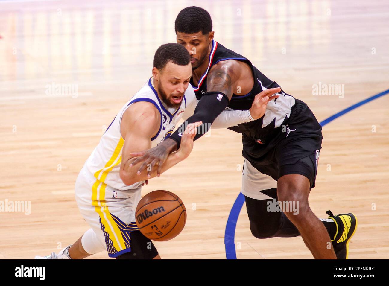 Die Golden State Warriors bewachen Stephen Curry (L) und Los Angeles Clippers Forward Paul George (R) während eines NBA-Basketballspiels in der Crypto.com Arena in Los Angeles um den Ball. (Foto: Ringo Chiu / SOPA Images / Sipa USA) Stockfoto