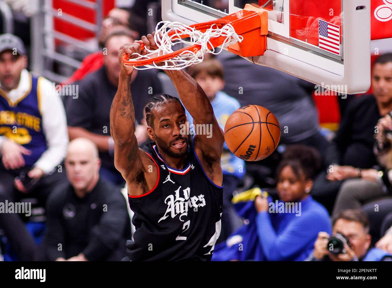 Die Los Angeles Clippers stellen Kawhi Leonard bei einem NBA-Basketballspiel in der Crypto.com Arena in Los Angeles gegen die Golden State Warriors vor. (Foto: Ringo Chiu / SOPA Images / Sipa USA) Stockfoto