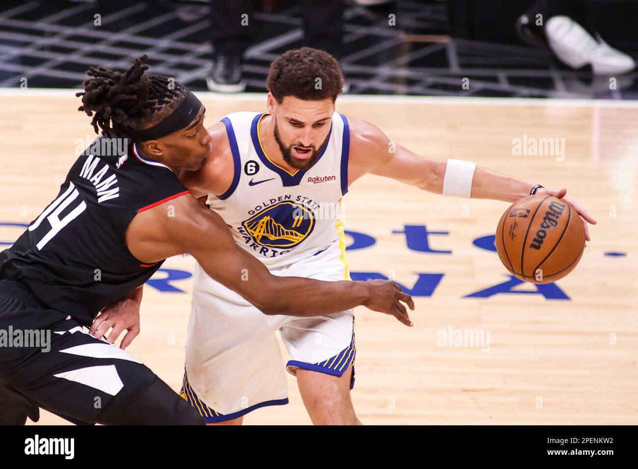Golden State Warriors Guard Klay Thompson (R) wird von Los Angeles Clippers Guard Terance Mann (L) bei einem NBA-Basketballspiel in der Crypto.com Arena in Los Angeles verteidigt. (Foto: Ringo Chiu / SOPA Images / Sipa USA) Stockfoto