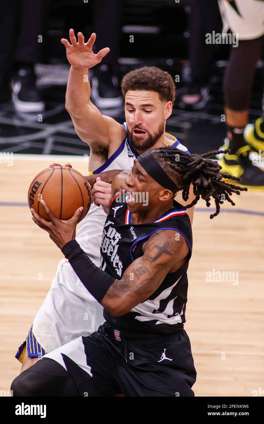 Los Angeles Clippers Guard Terance Mann (VORNE) fährt vorbei an Golden State Warriors Guard Klay Thompson (HINTEN) während eines NBA-Basketballspiels in der Crypto.com Arena in Los Angeles. (Foto: Ringo Chiu / SOPA Images / Sipa USA) Stockfoto