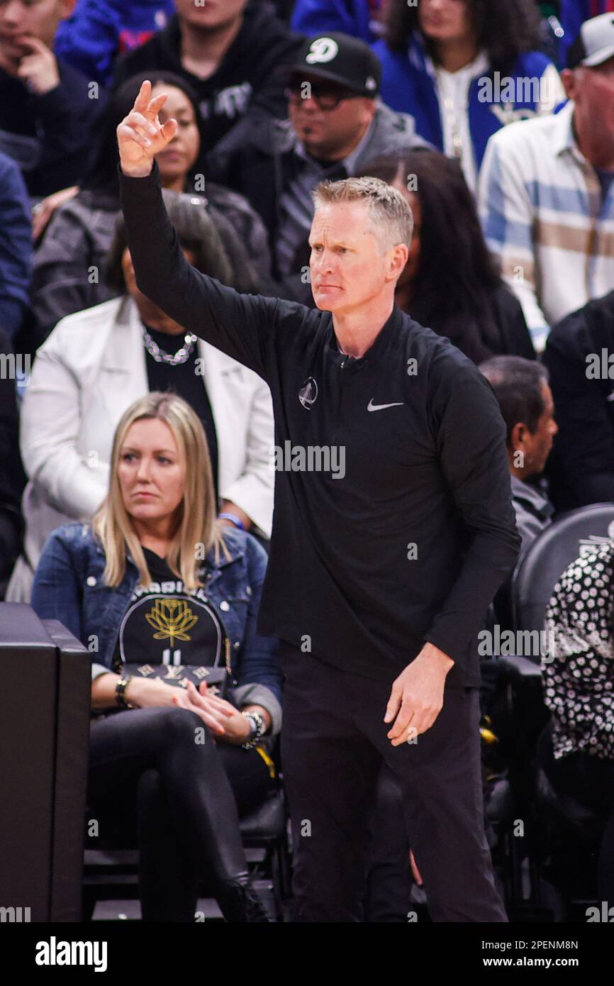 Steve Kerr, Cheftrainer der Golden State Warriors, führt Regie bei einem NBA-Basketballspiel gegen die Los Angeles Clippers in der Crypto.com Arena in Los Angeles. (Foto: Ringo Chiu / SOPA Images / Sipa USA) Stockfoto