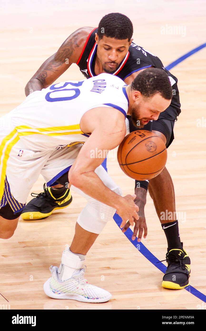 Die Golden State Warriors bewachen Stephen Curry (L) und Los Angeles Clippers Forward Paul George (R) während eines NBA-Basketballspiels in der Crypto.com Arena in Los Angeles um den Ball. (Foto: Ringo Chiu / SOPA Images / Sipa USA) Stockfoto