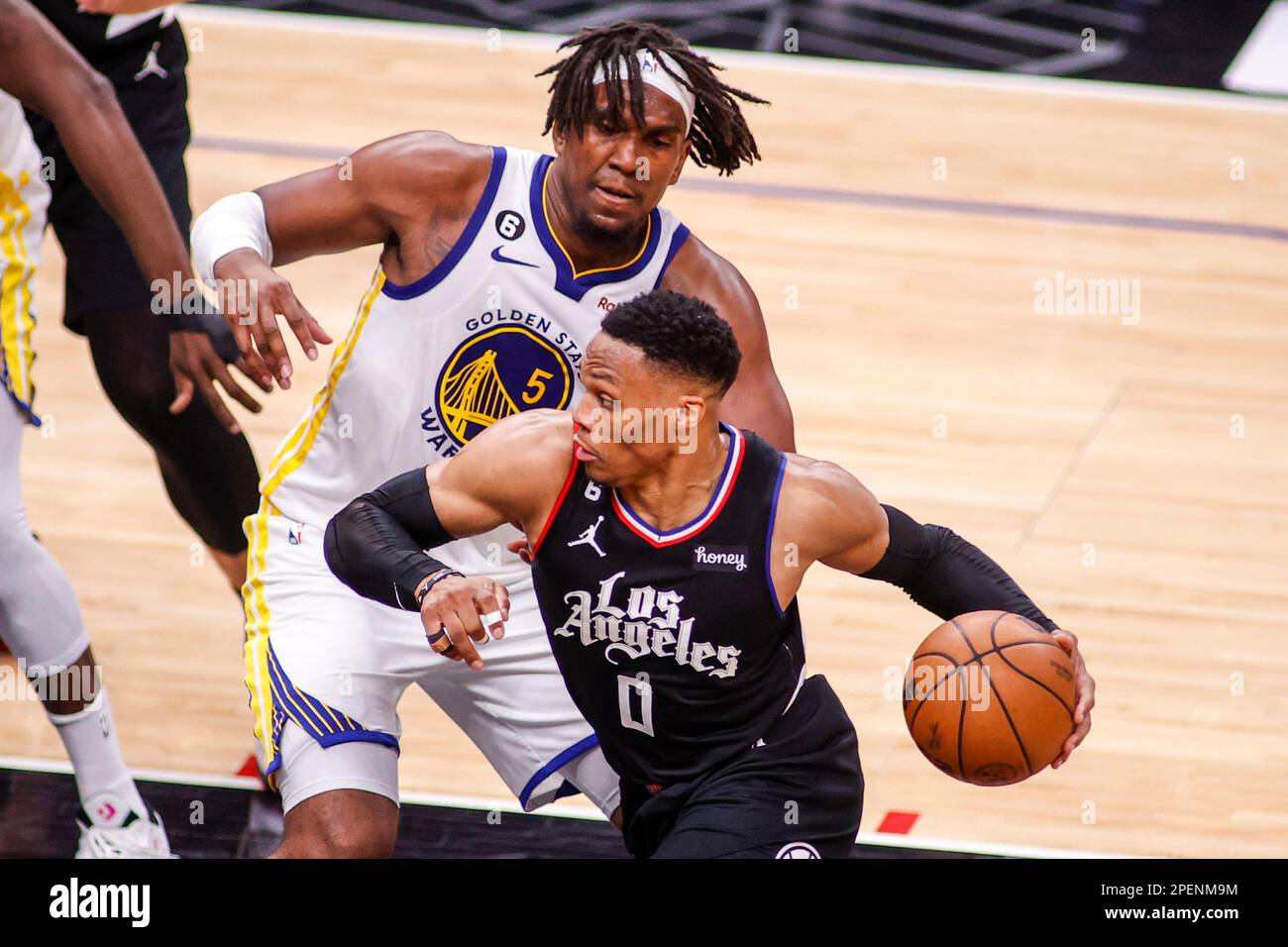 Los Angeles Clippers Guard Russell Westbrook (R) tritt während eines NBA-Basketballspiels in der Crypto.com Arena in Los Angeles gegen den Golden State Warriors Forward Kevon Looney (L) an. (Foto: Ringo Chiu / SOPA Images / Sipa USA) Stockfoto