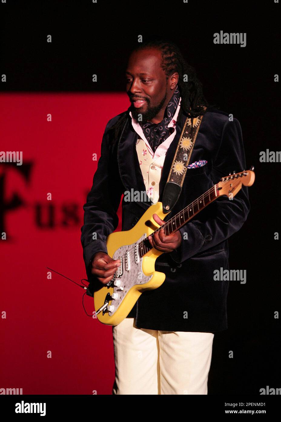Wyclef Jean performs at the Spring 2005 Run of Show fashion show during Olympus Fashion Week in New York on Sep. 10, 2004 (AP Photo/Zack Seckler). Stockfoto