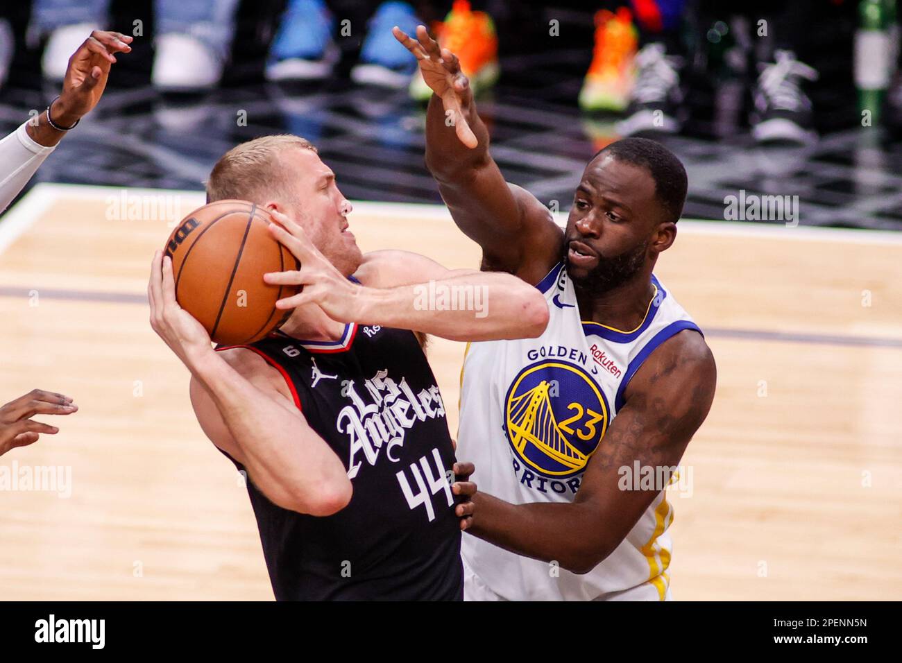 Los Angeles Clippers Forward Mason Plemlee (L) wird während eines NBA-Basketballspiels in der Crypto.com Arena in Los Angeles von den Golden State Warriors Forward Draymond Green (R) verteidigt. (Foto: Ringo Chiu / SOPA Images / Sipa USA) Stockfoto