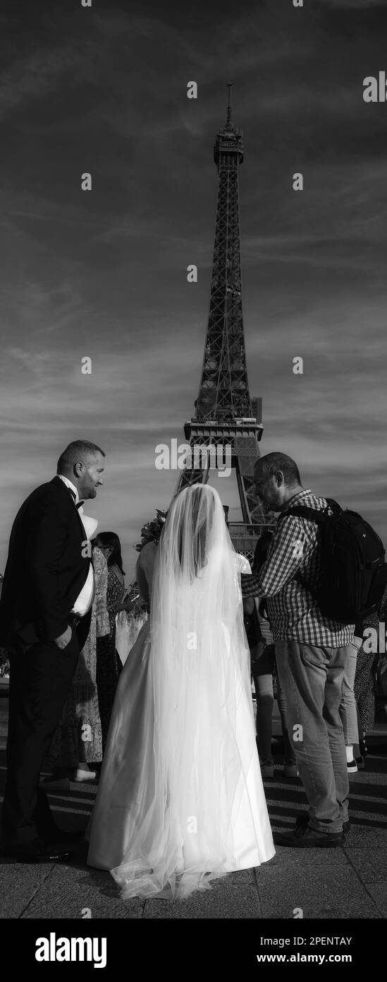 Frisch Vermählte versammeln sich vor dem Eiffelturm in Paris vor ihrem Fotoshooting im August Stockfoto