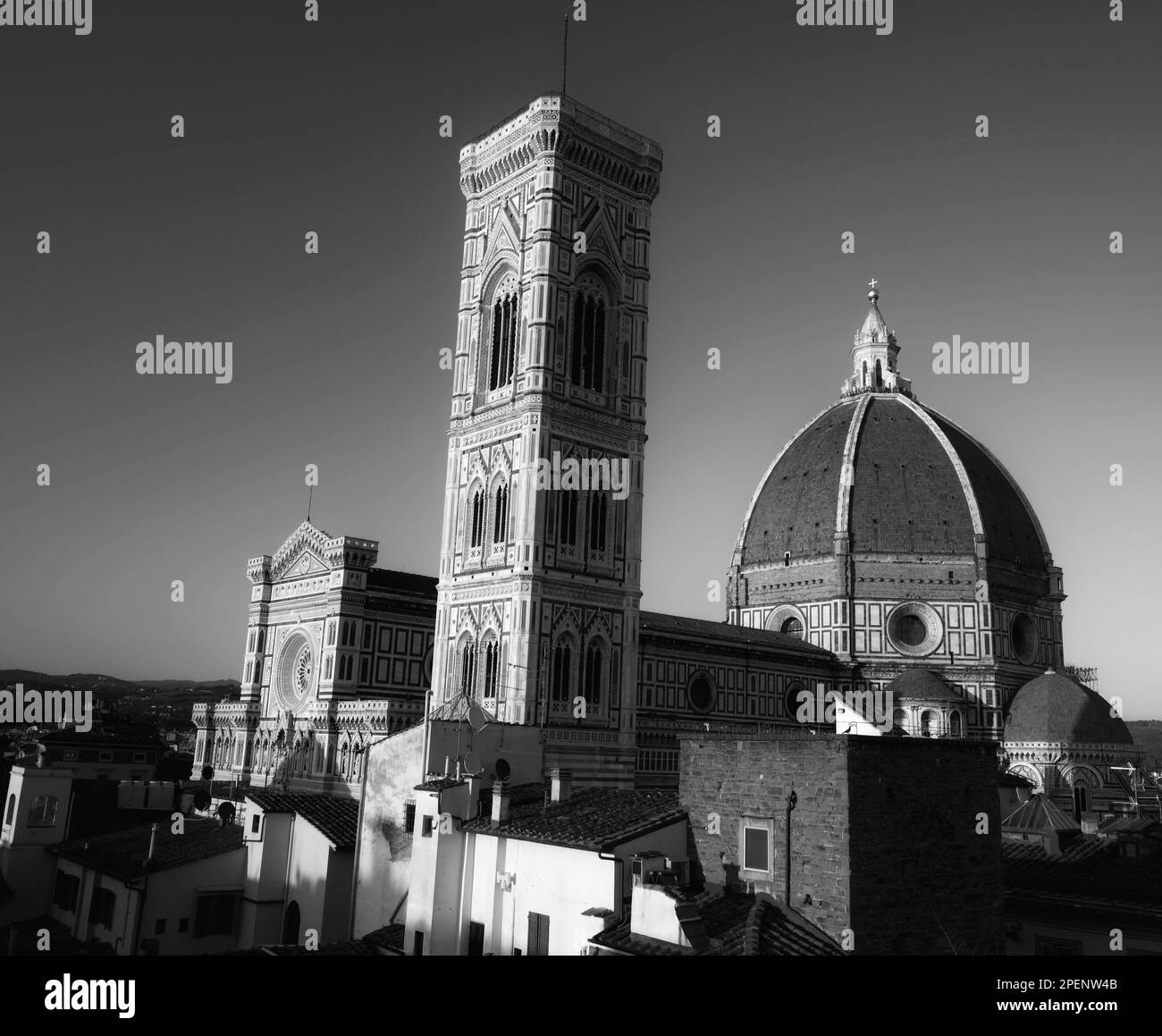 Blick auf den Dom von Florenz, die Cattedrale di Santa Maria del Fiore in Italien vor Sonnenuntergang Stockfoto