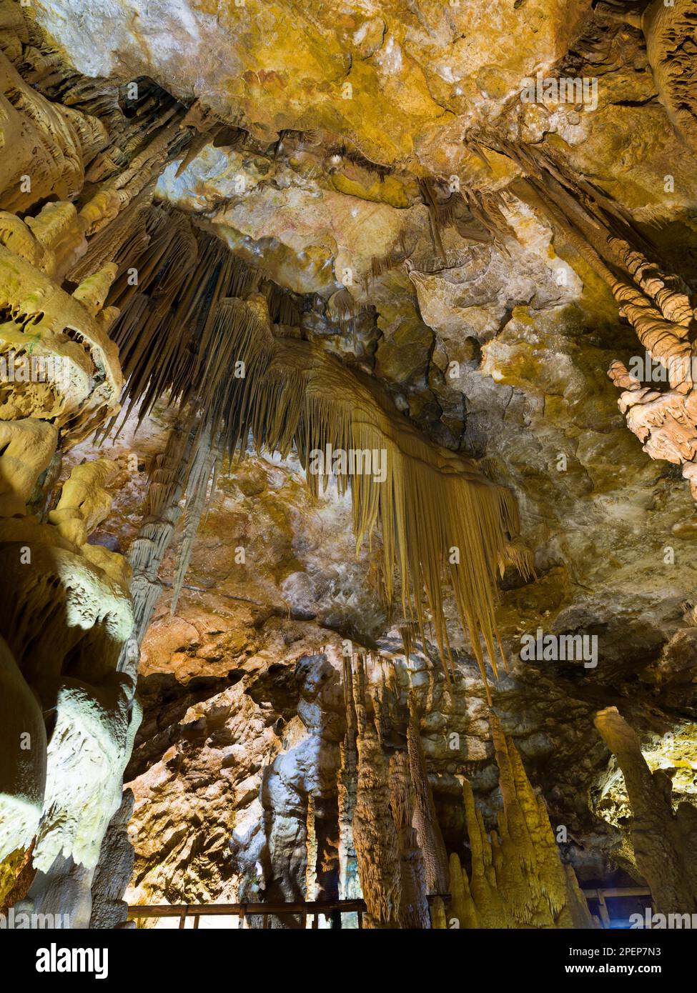 Kalksteinhöhlenformationen. Karaca Höhle. Wichtige touristische Höhlenziele in der Türkei. Torul, Gumushane, Türkei Stockfoto